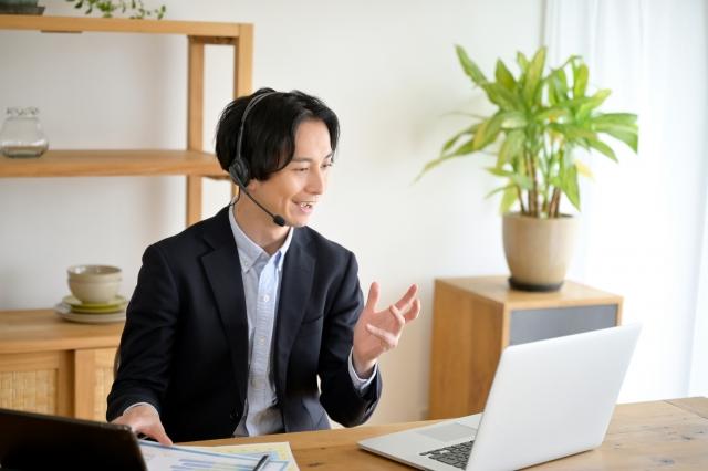 オンラインでお客様と話す営業担当のイメージ