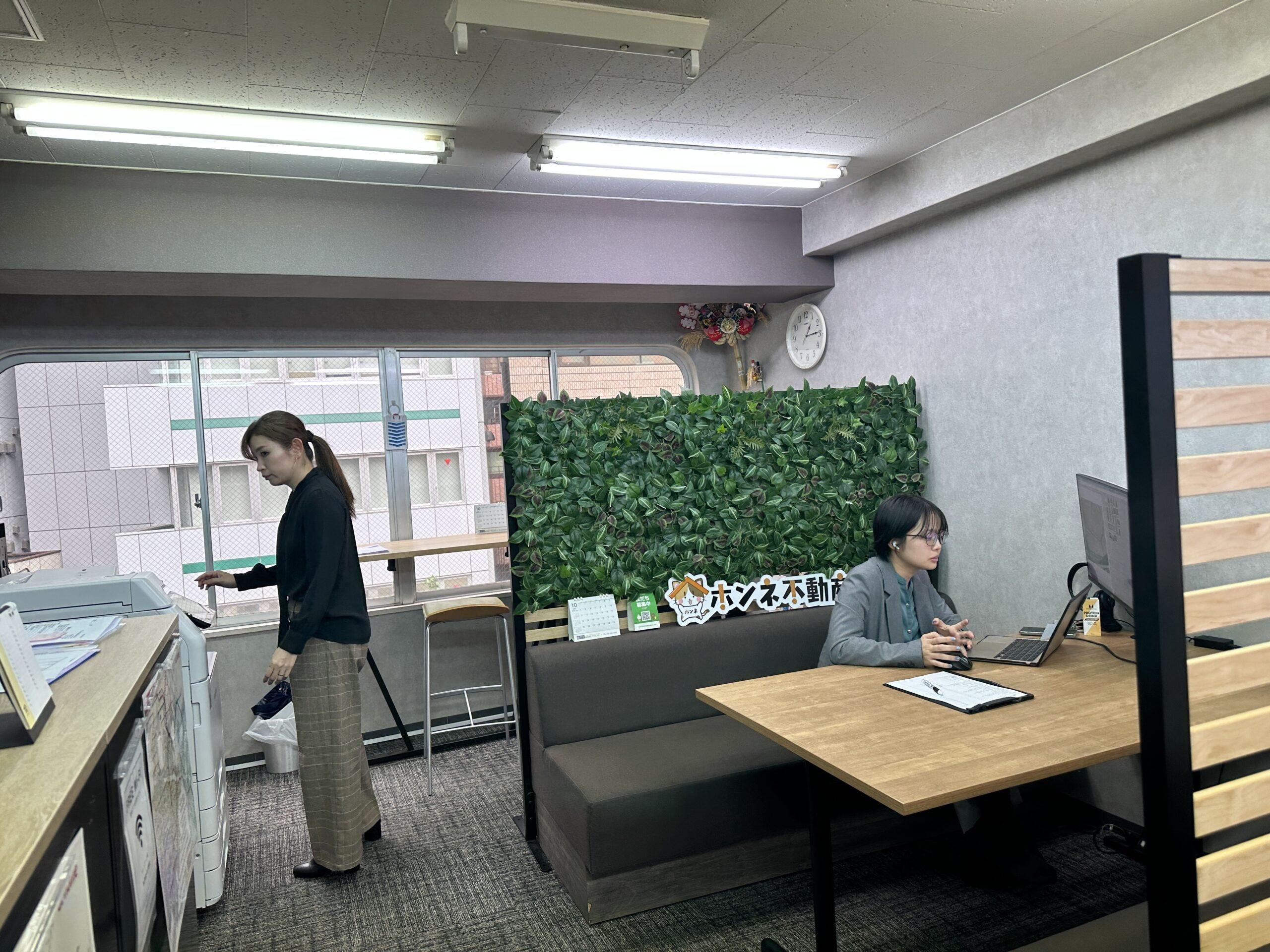 ホンネ不動産のオフィス風景 2